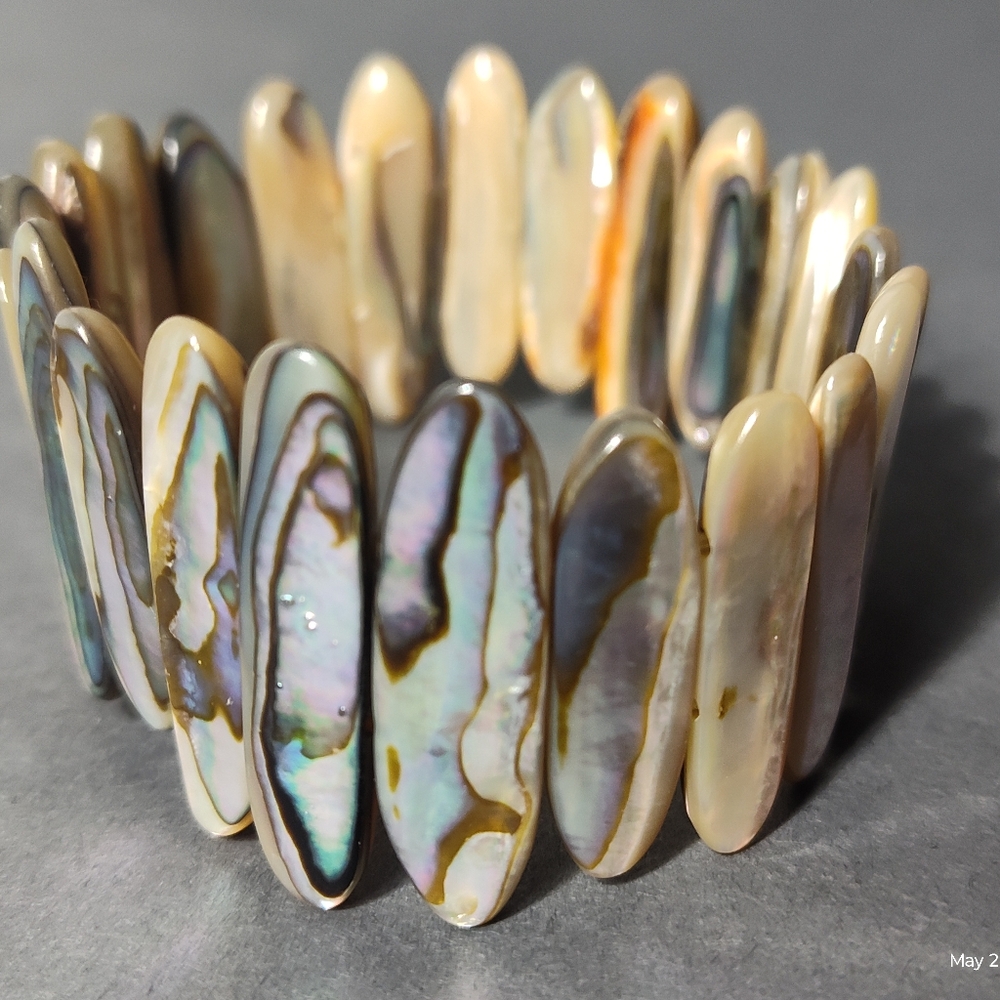 2 Beautiful Shell Stretch Bracelets - Picture 3 of 5